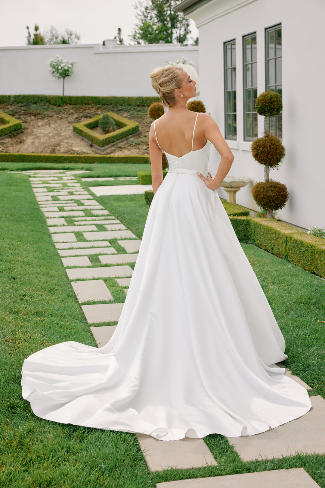 Satin Sleeveless Bridal Gown by Nox Anabel JE1015